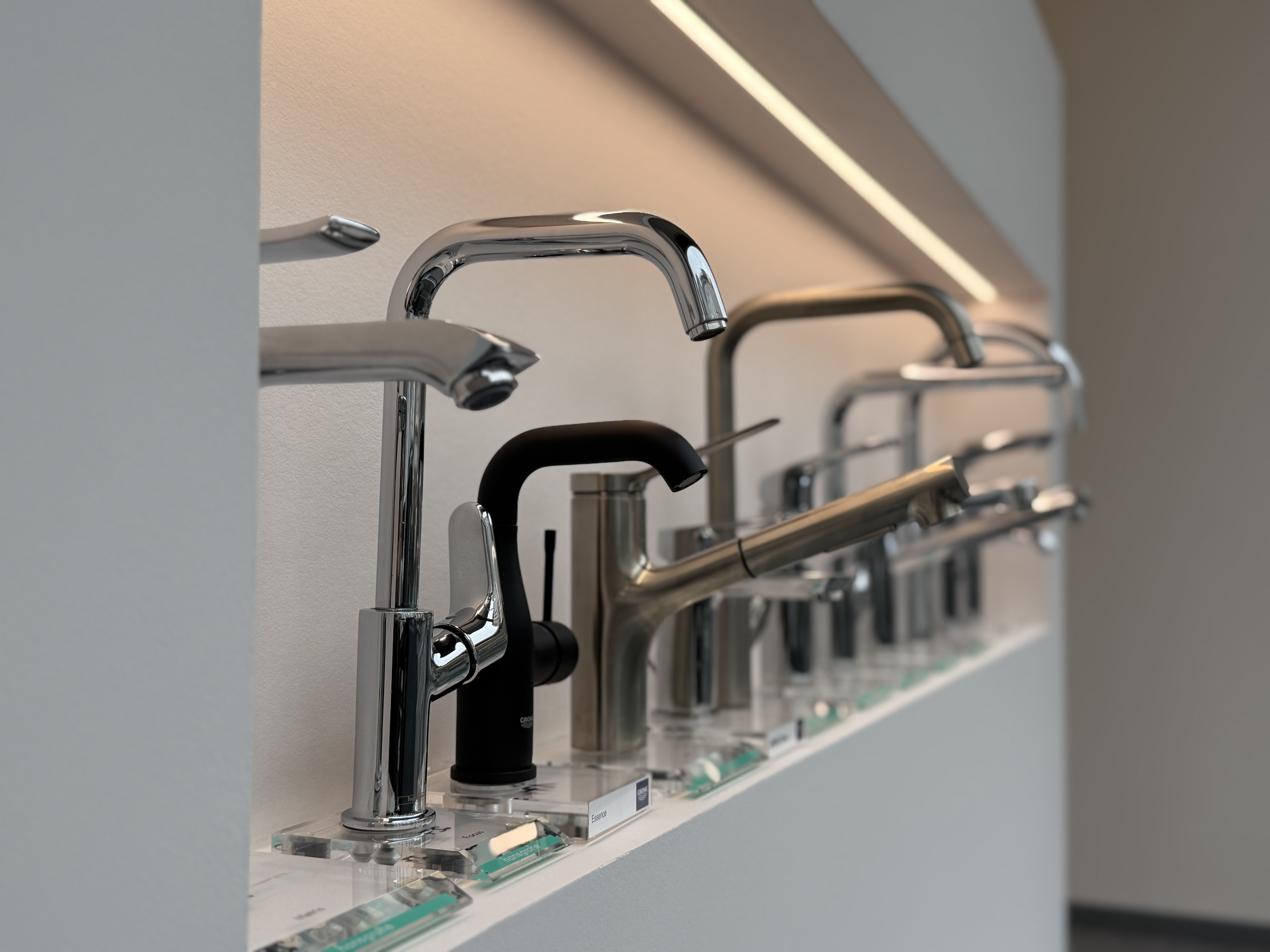 Schaufenster mit verschiedenen Wasserhähnen