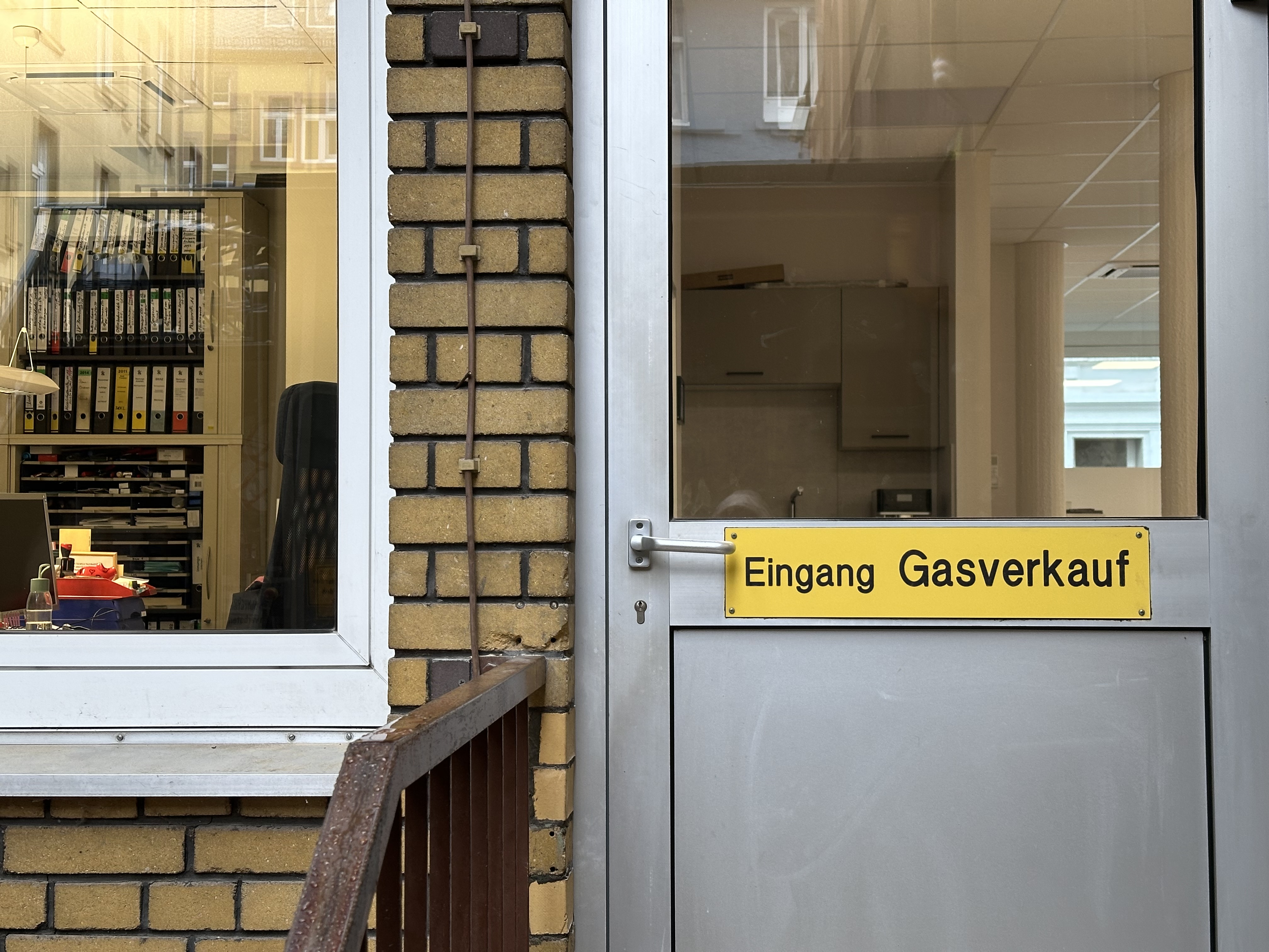 Gasverkauf Eingangstür von der Firma Jordan & Kremer im Sandweg 147