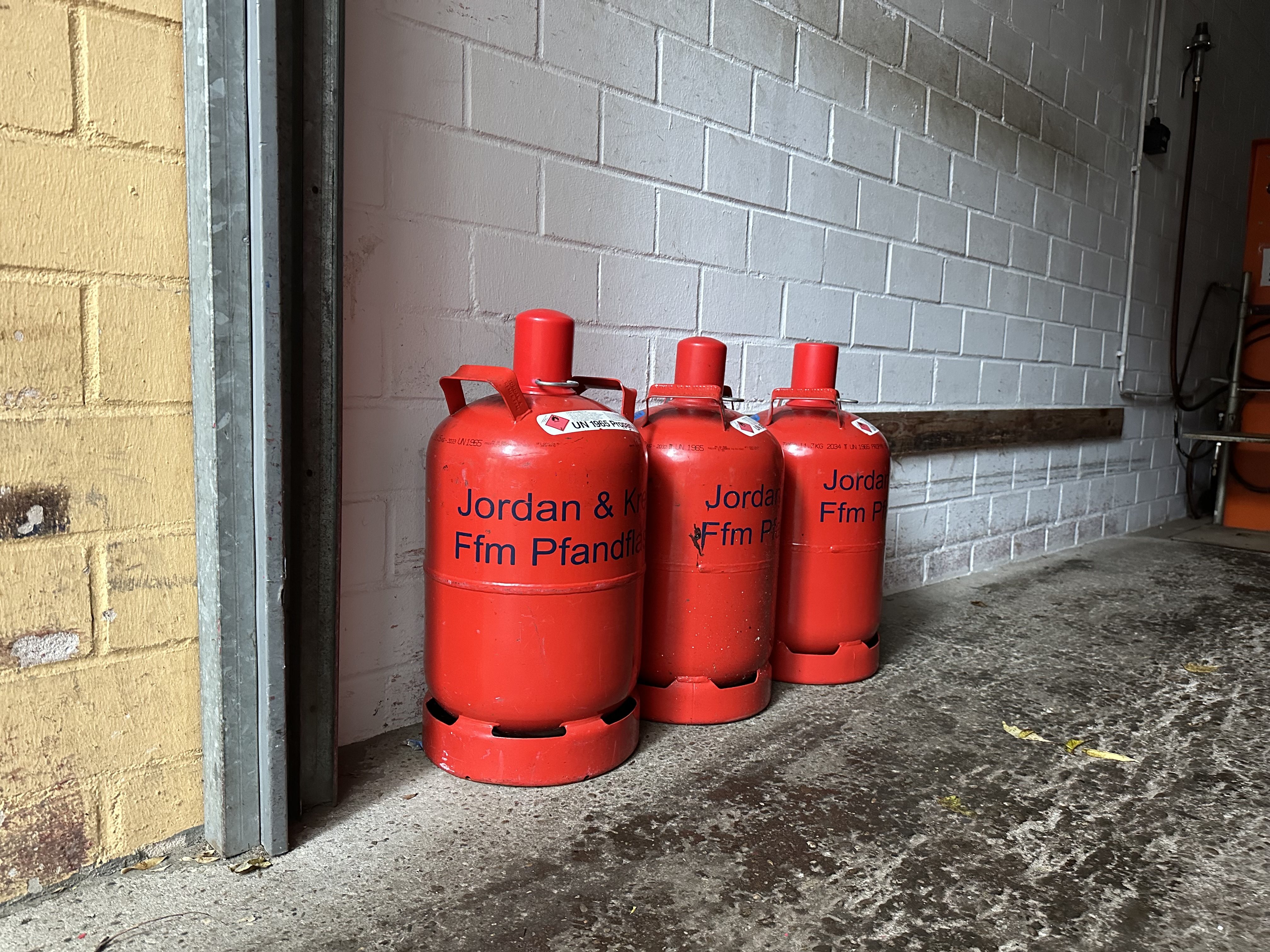 Drei Gasflaschen von Jordan & Kremer Frankfurt 