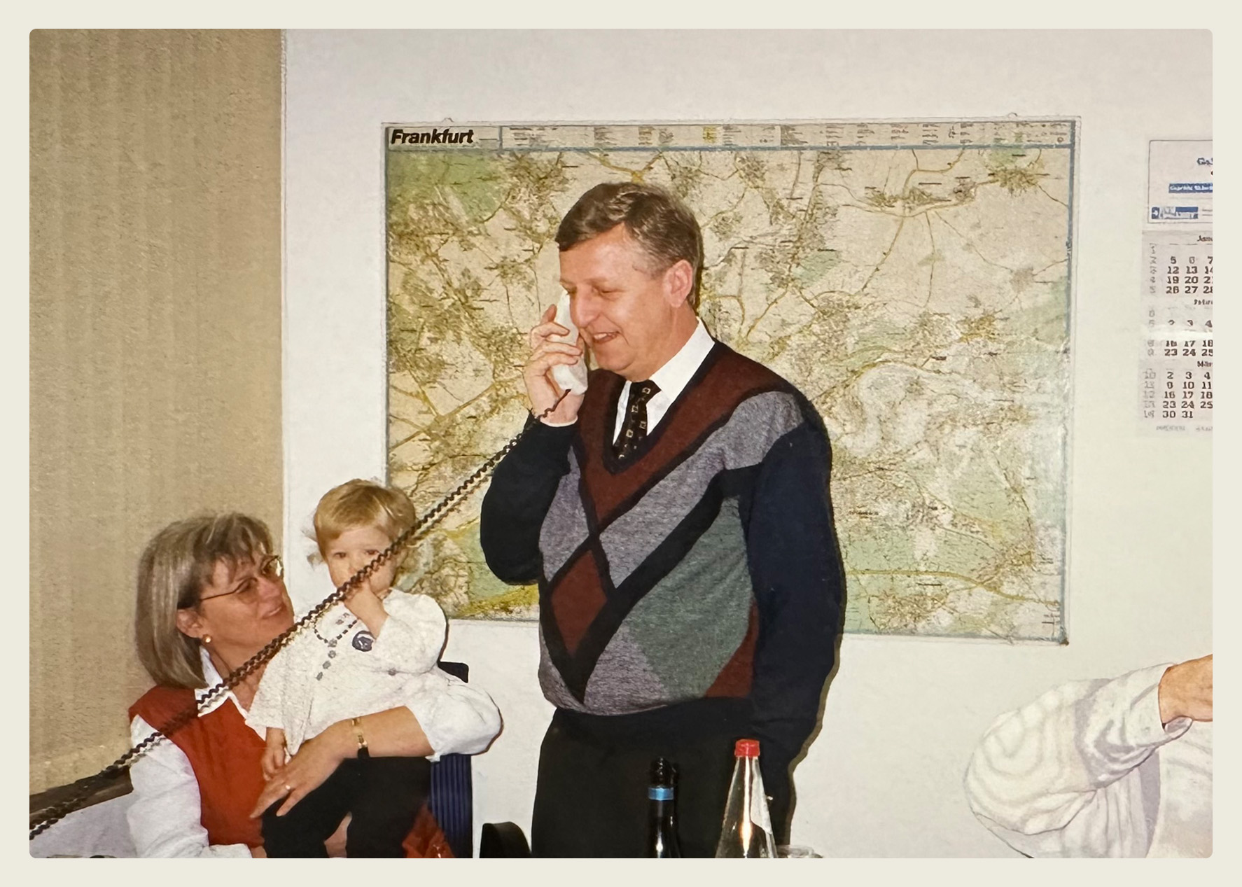 Büro mit altem Telefon und Stadtplan von Frankfurt, historische Aufnahme aus dem Archiv