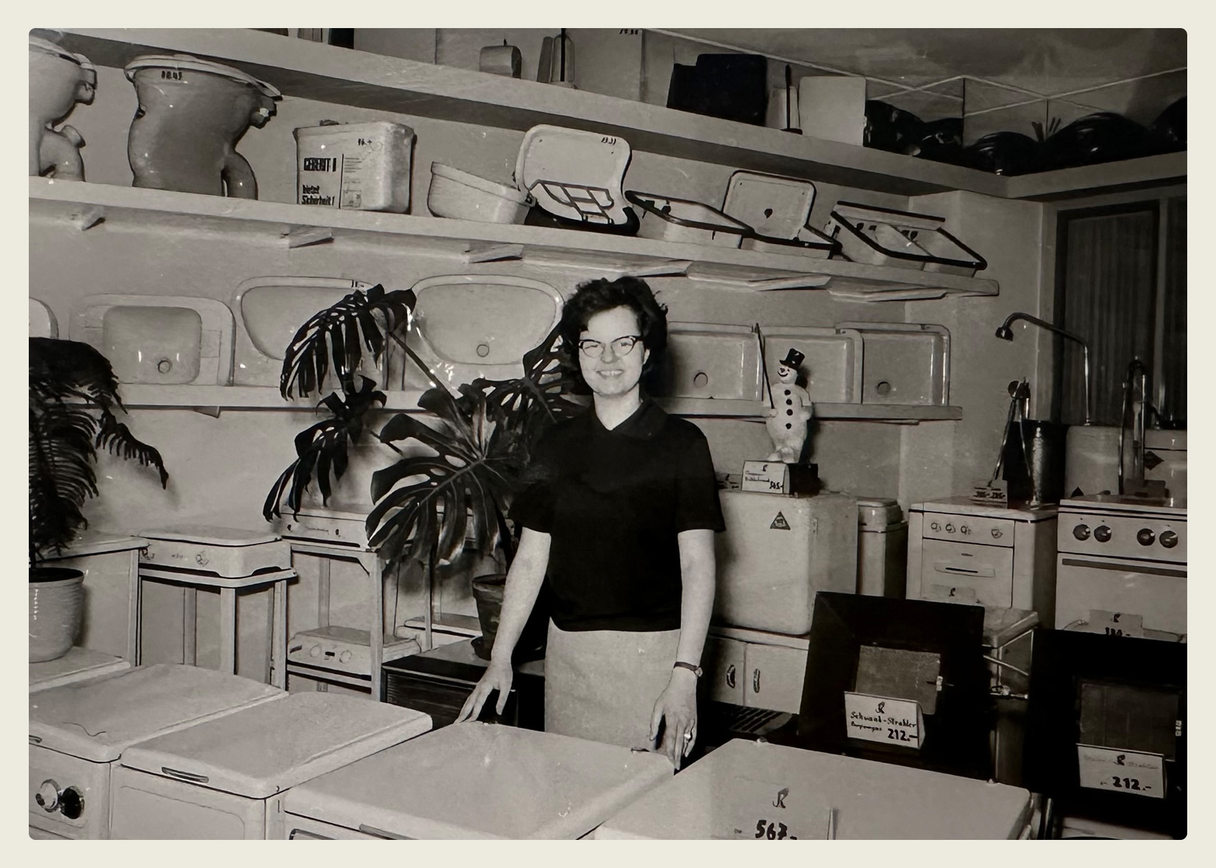 Verkaufsraum mit Toiletten, Waschbecken und Herden (historische Aufnahme aus dem Archiv)