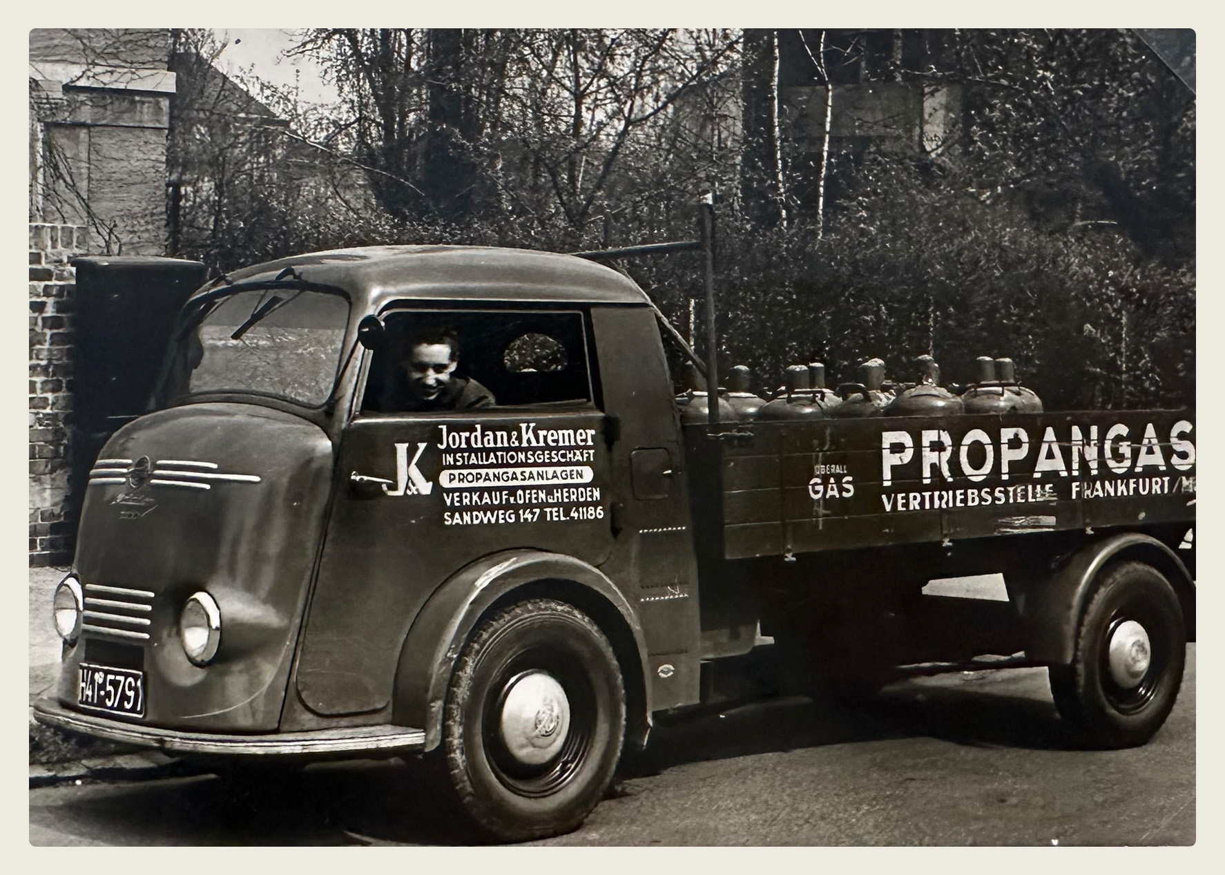 Transporter mit Gasflaschen der Firma Jordan & Kremer, historische Aufnahme aus dem Archiv