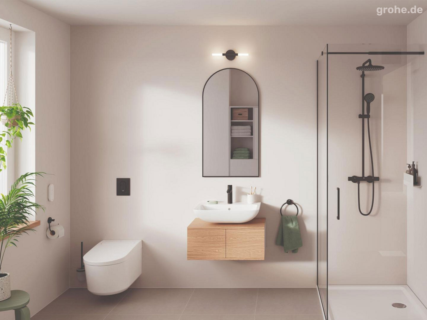 helles, minimalistisches Badezimmer mit bodengleicher Dusche