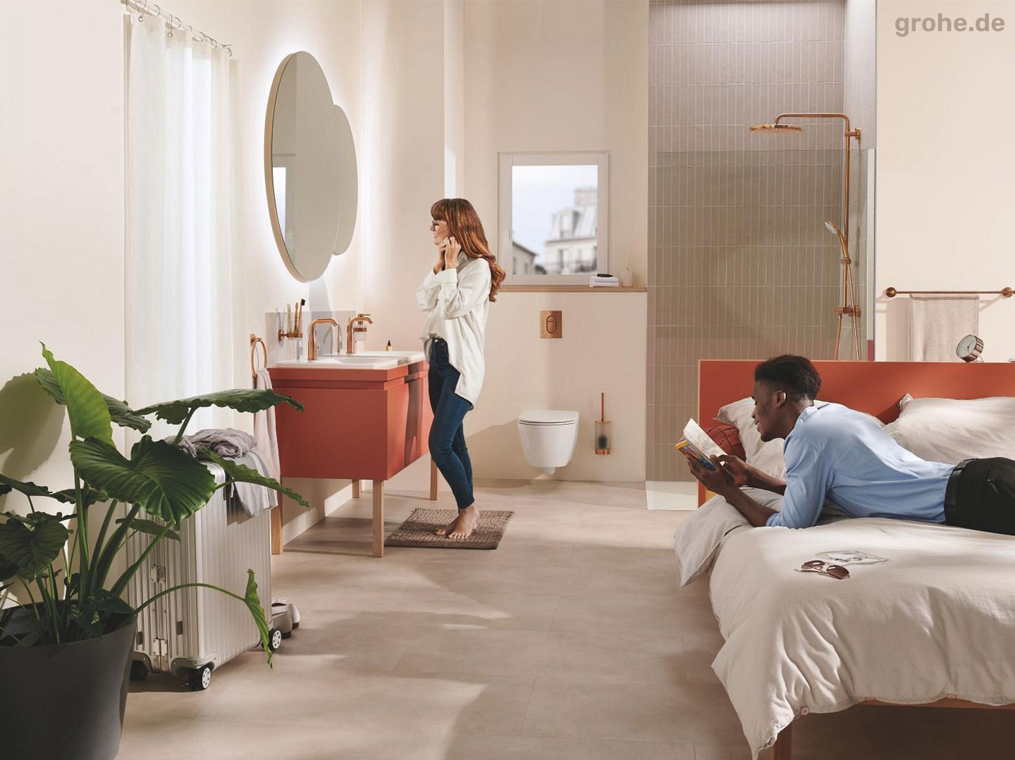 Hotelzimmer mit offenem Badezimmer, Dusche, Waschbecken, Spiegel und goldenen Grohe Armaturen
