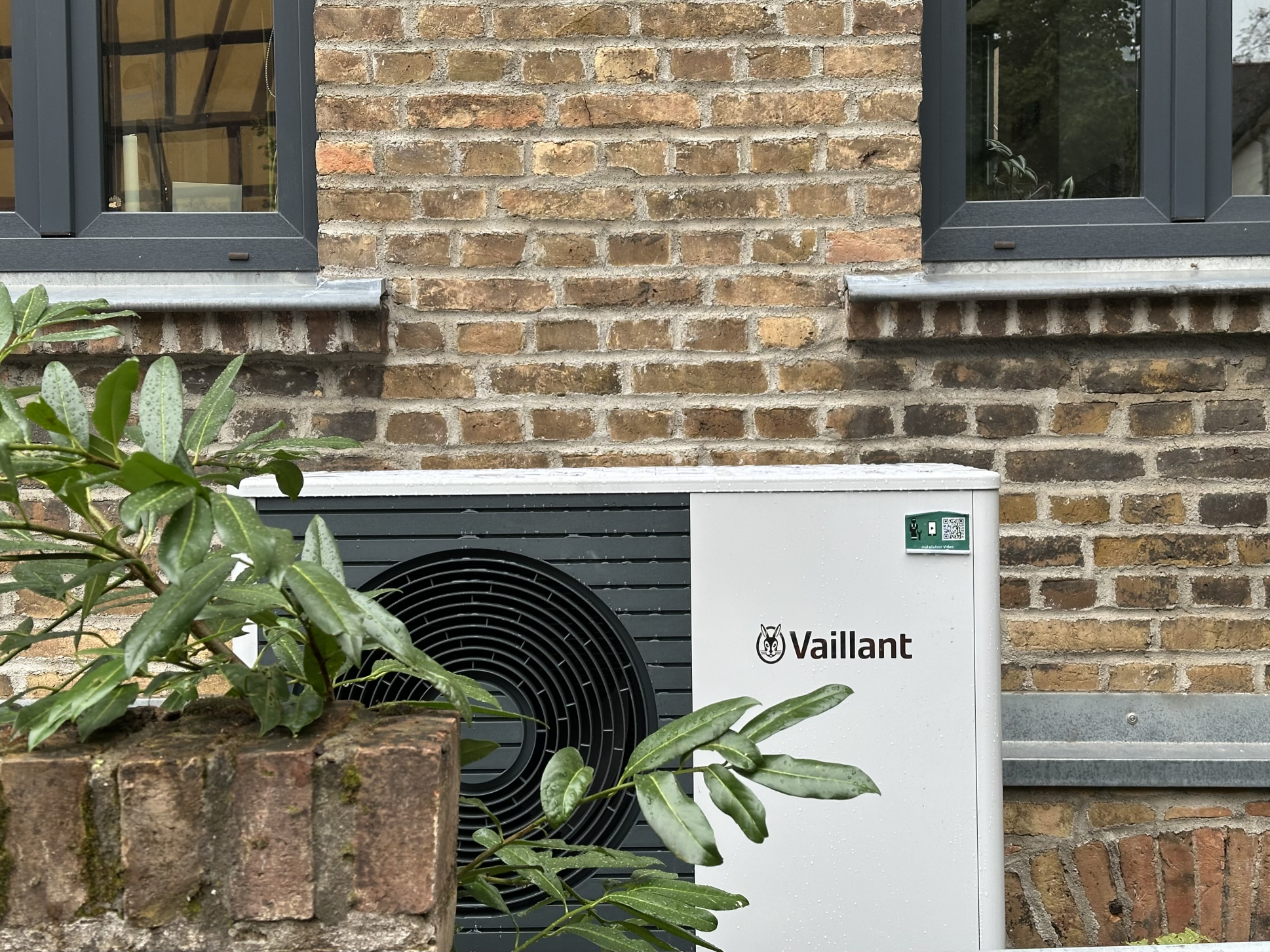 Wärmepumpe von Vaillant im Vorgarten 