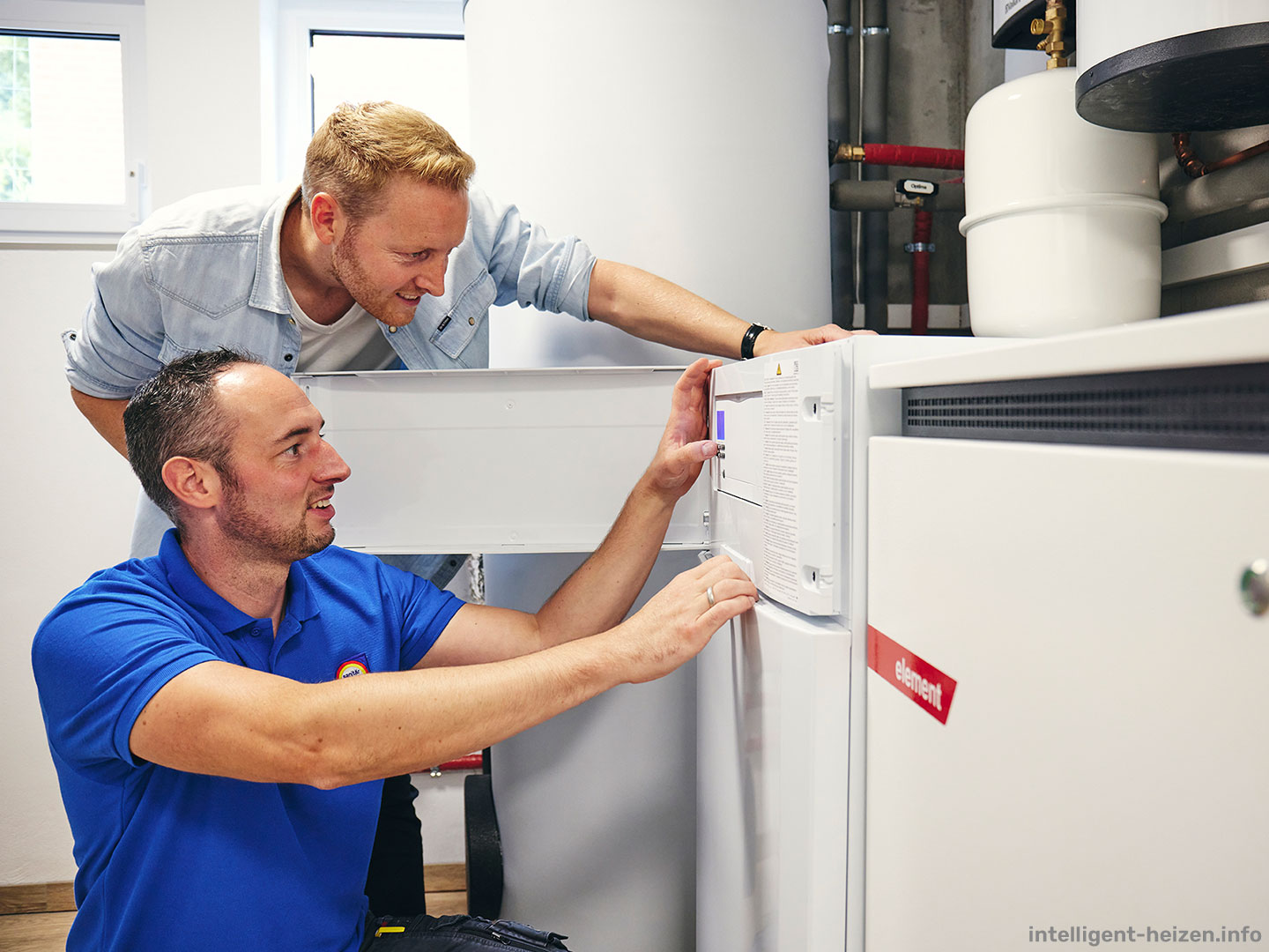 Monteur im Heizungsraum