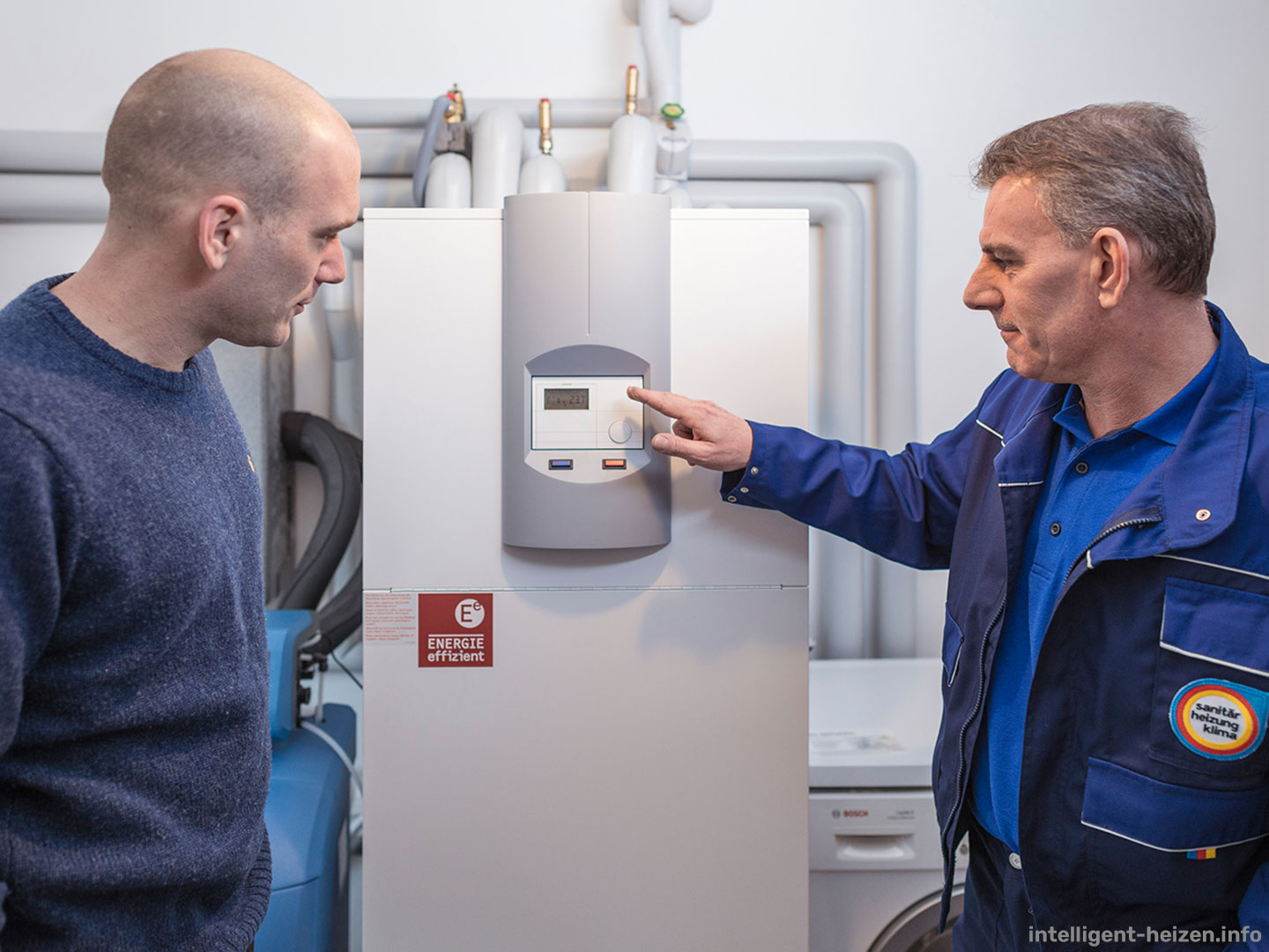 Monteur erklärt Funktionen und Bedienung der Heizung